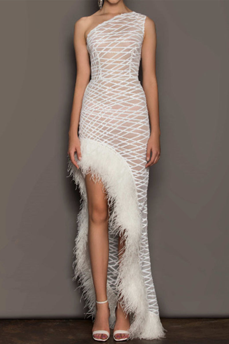 Vestidos de noche sexys de fiesta con hombros caídos, malla irregular y dobladillo de plumas