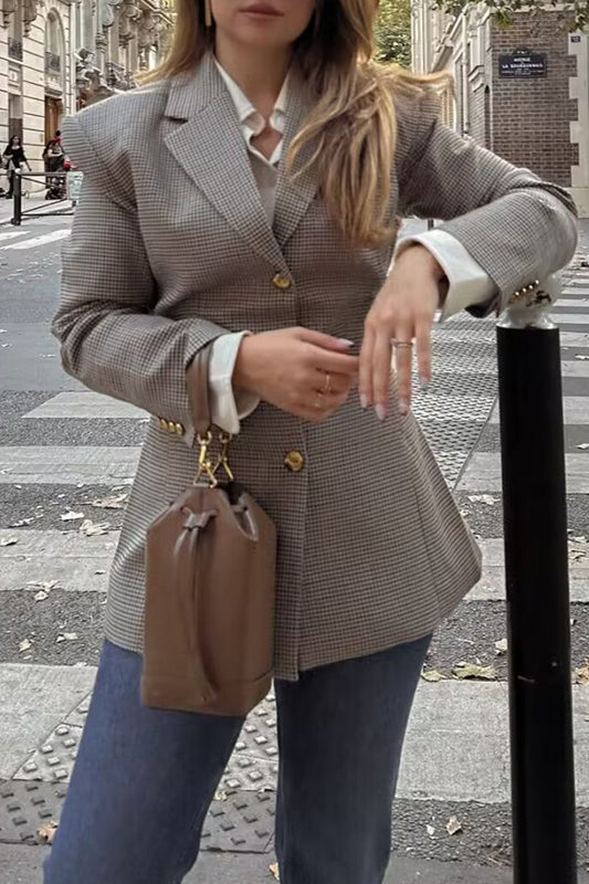 Prendas de abrigo informales con cuello vuelto, botones y patchwork en contraste a cuadros