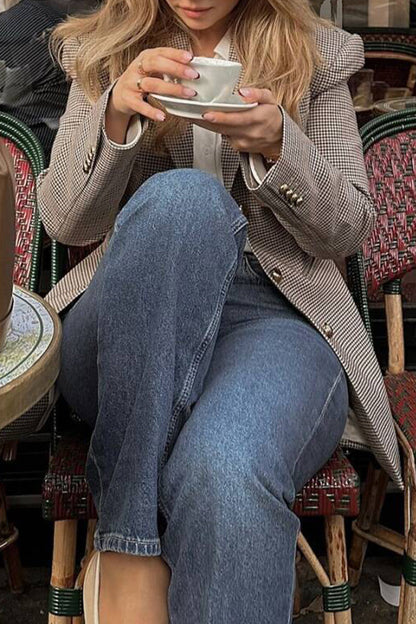 Prendas de abrigo informales con cuello vuelto, botones y patchwork en contraste a cuadros