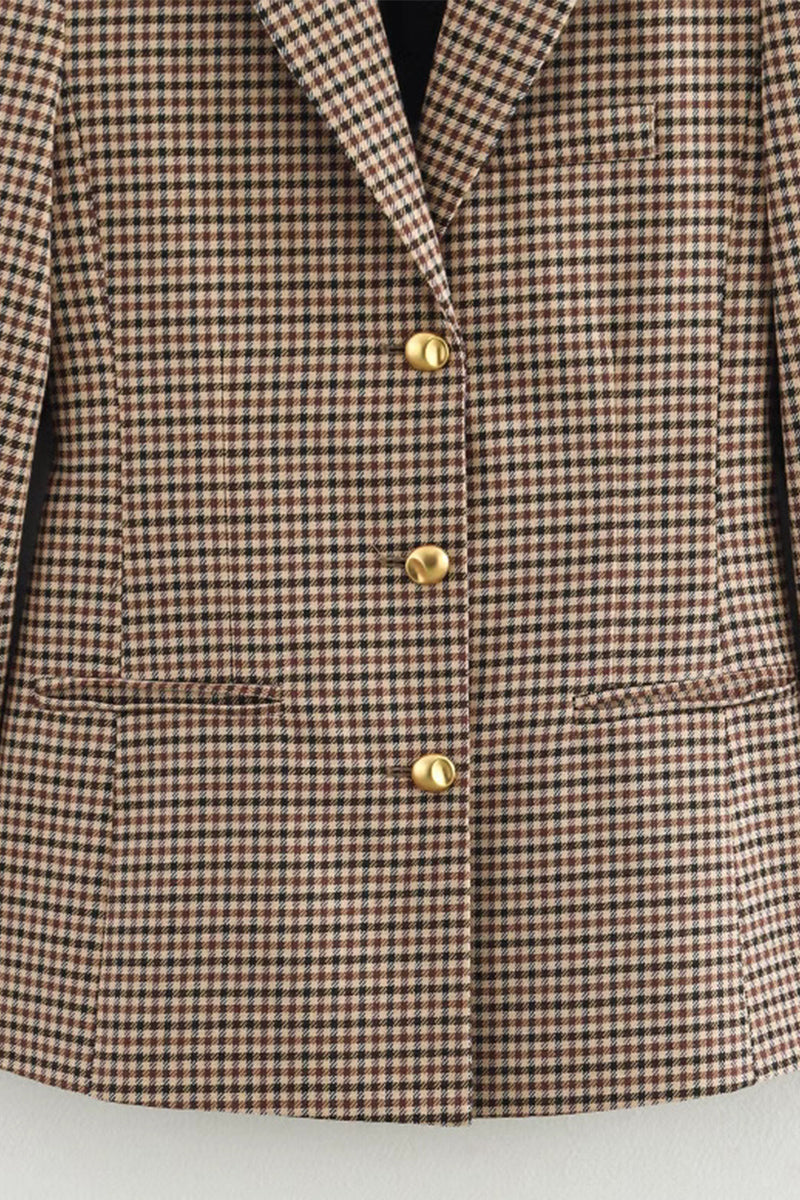 Prendas de abrigo informales con cuello vuelto, botones y patchwork en contraste a cuadros