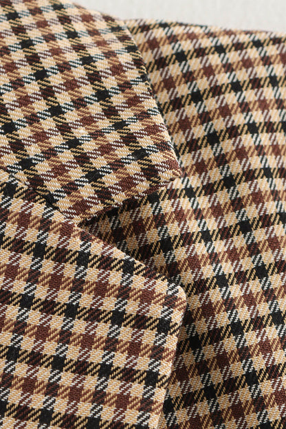 Prendas de abrigo informales con cuello vuelto, botones y patchwork en contraste a cuadros