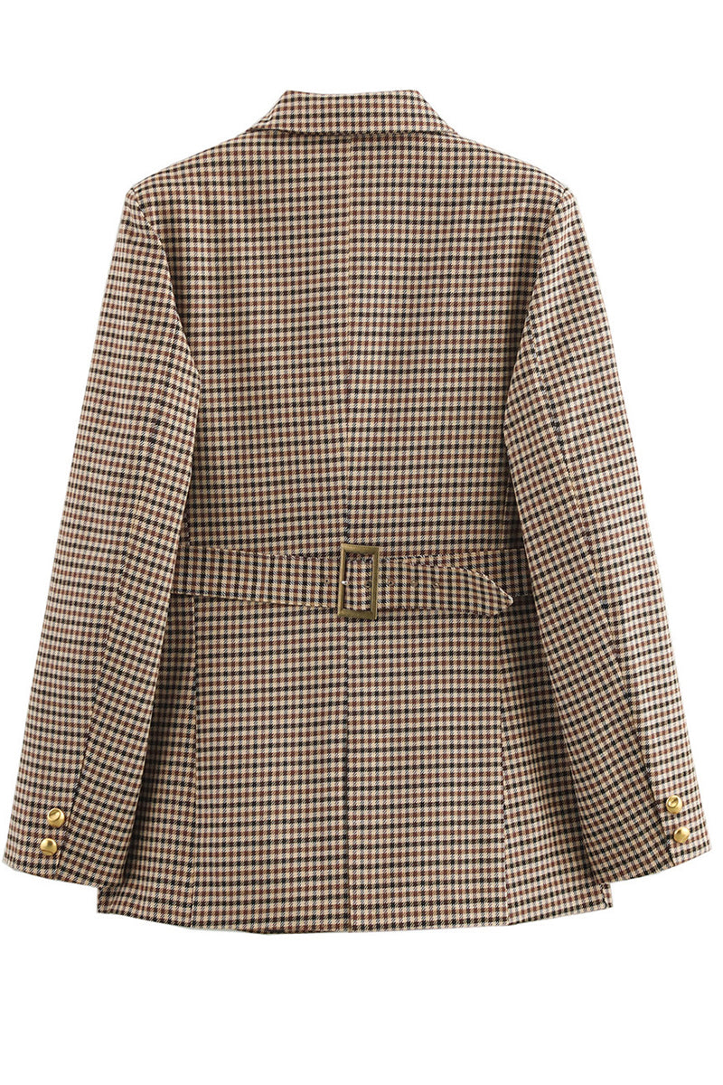 Prendas de abrigo informales con cuello vuelto, botones y patchwork en contraste a cuadros