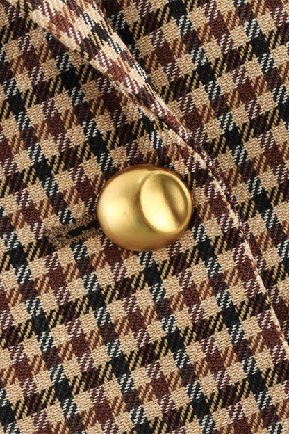 Prendas de abrigo informales con cuello vuelto, botones y patchwork en contraste a cuadros