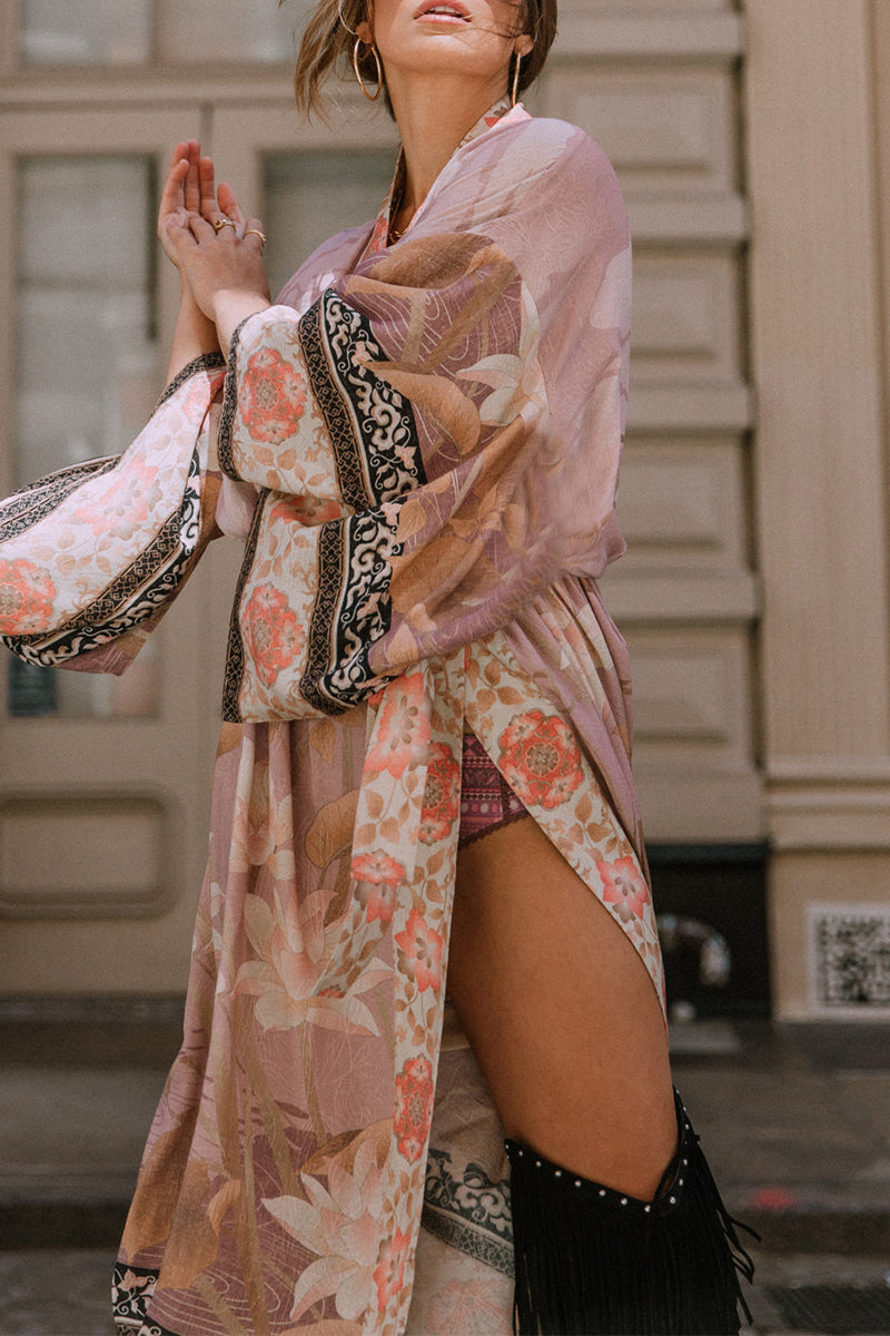 Traje de baño informal con estampado floral, encaje y contraste