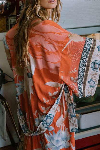 Traje de baño informal con estampado floral, encaje y contraste