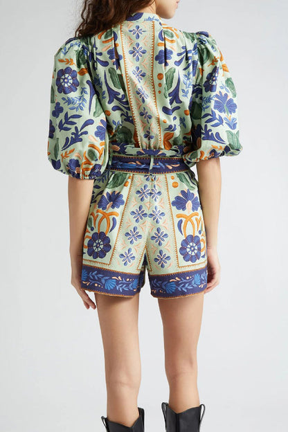 Mono informal con cuello redondo, botones y cordones con estampado floral