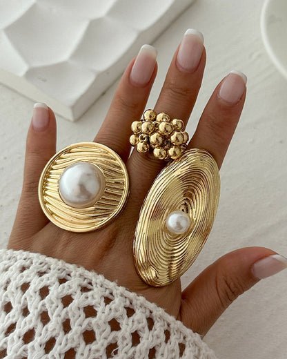 Exaggerated Metallic Ruffled Imitation Pearl Ring