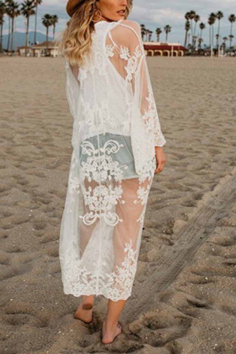 Traje de baño de playa con chal transparente