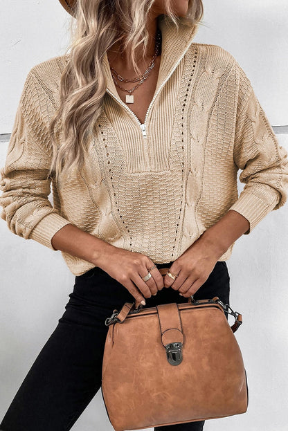 Suéter de punto trenzado con cuello alto y cremallera color albaricoque