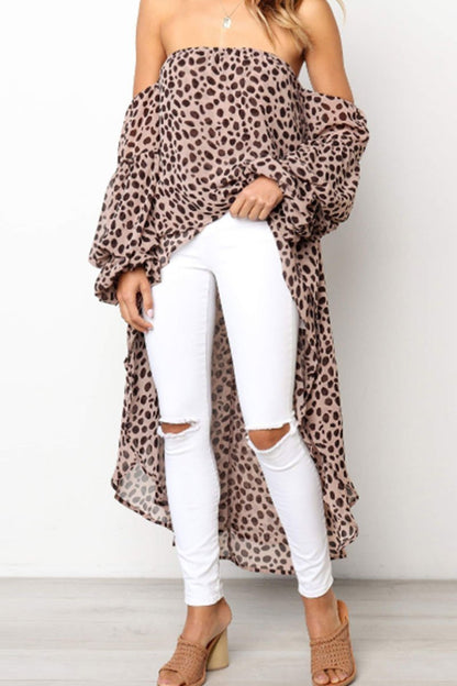 Vestido con estampado de leopardo y hombros descubiertos