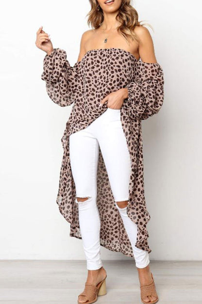 Vestido con estampado de leopardo y hombros descubiertos