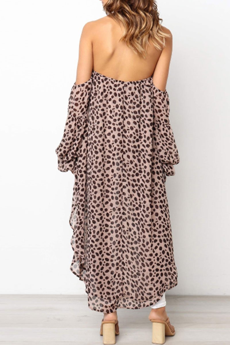 Vestido con estampado de leopardo y hombros descubiertos