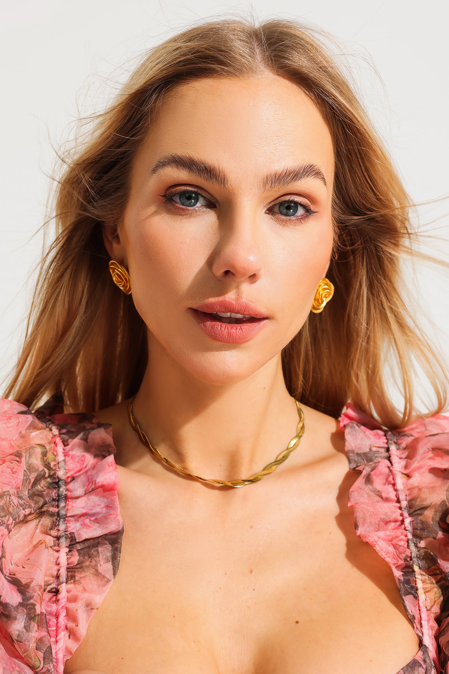 Pendientes de rosa dorada 