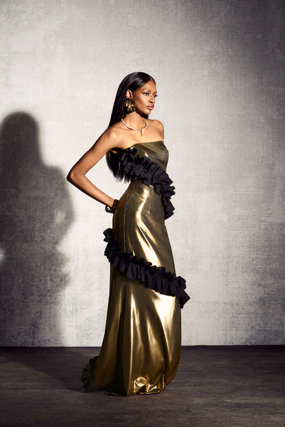 Vestido largo sin tirantes con volantes metalizado de Alma 