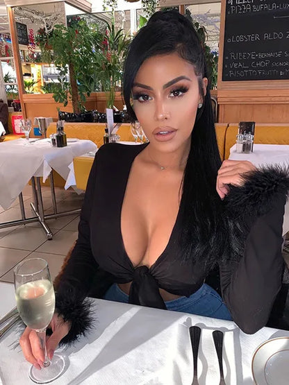 2025 Tops cortos sexys de manga larga con cuello en V y piel, estilo vendaje envolvente, ropa de calle para mujer, trajes de fiesta para club, camisetas para otoño e invierno