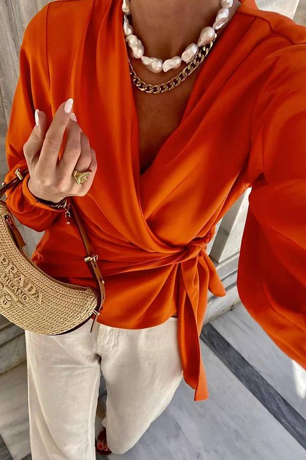 Camisa holgada de satén de color liso con cuello en V y mangas largas anudadas
