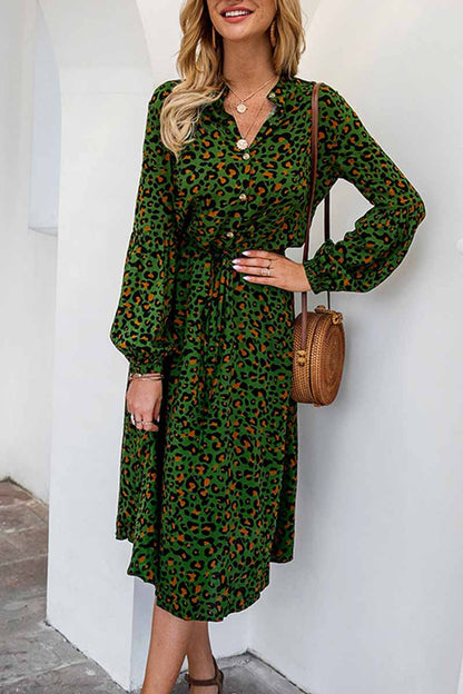 Vestido midi elegante con cuello en V y estampado de leopardo