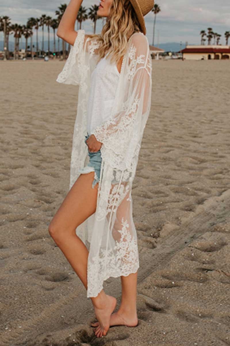 Traje de baño de playa con chal transparente
