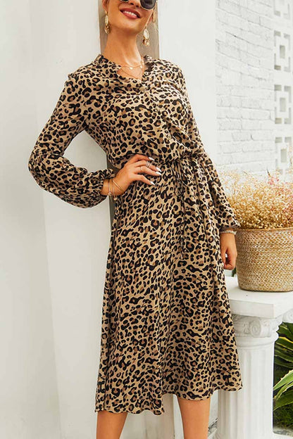 Vestido midi elegante con cuello en V y estampado de leopardo