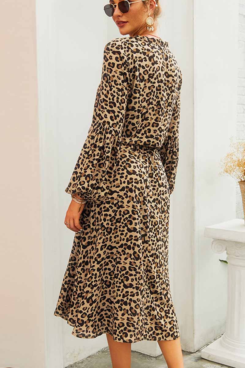 Vestido midi elegante con cuello en V y estampado de leopardo