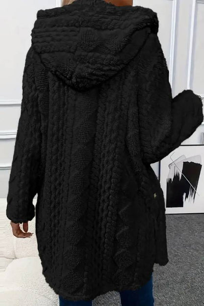 Abrigo de felpa con capucha y botones en la parte delantera con estampado texturizado de rombos