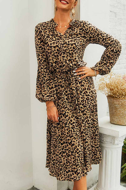 Vestido midi elegante con cuello en V y estampado de leopardo