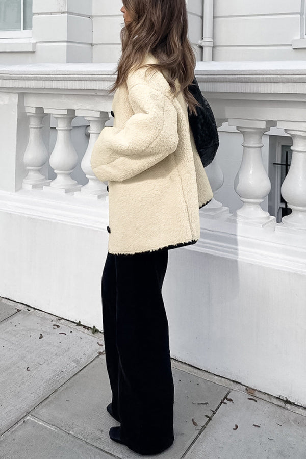 Chaqueta holgada y cálida con cuello redondo y patchwork de sherpa