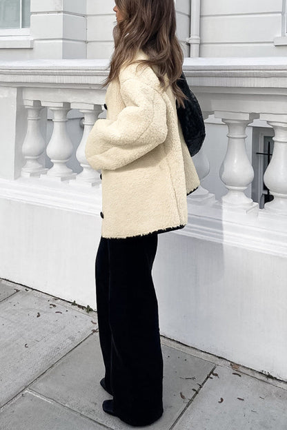 Chaqueta holgada y cálida con cuello redondo y patchwork de sherpa