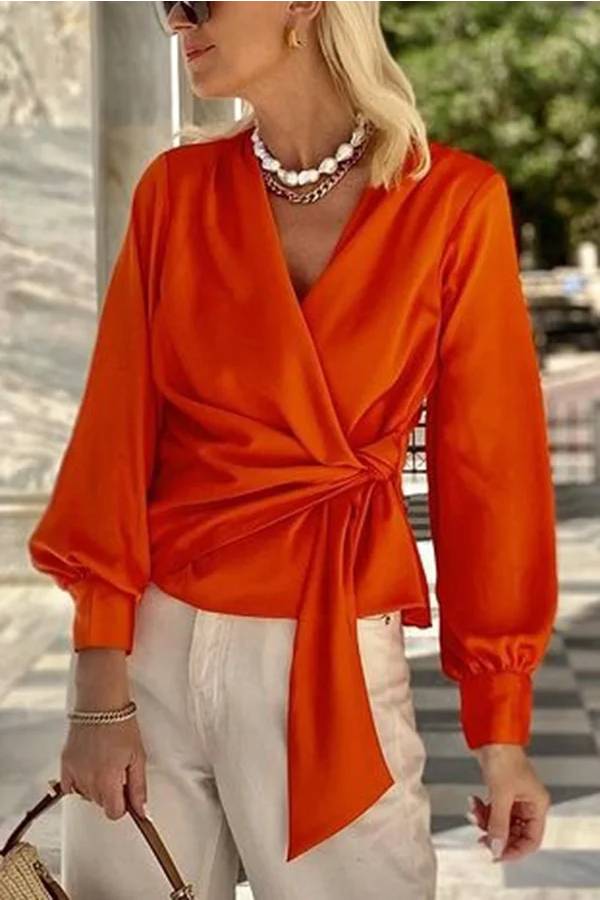 Camisa holgada de satén de color liso con cuello en V y mangas largas anudadas