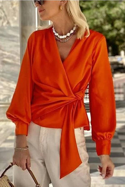 Camisa holgada de satén de color liso con cuello en V y mangas largas anudadas