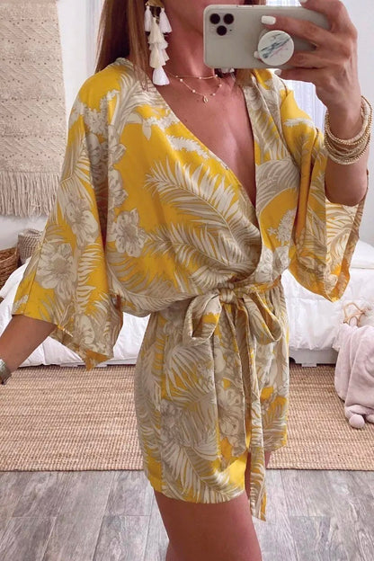 Mono amarillo de una pieza con estampado de plantas y cordones