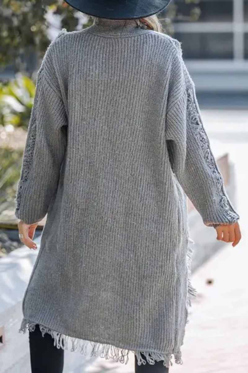 Prenda exterior informal con cuello tipo cárdigan y ribete de flecos