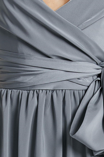 Vestido largo cruzado con escote en V, plisado, con cordones y abertura, color gris 