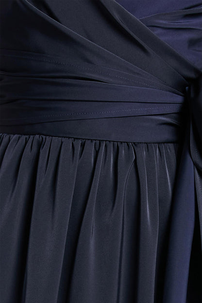 Vestido largo azul con escote en V, plisado, cruzado y abertura con cordones 