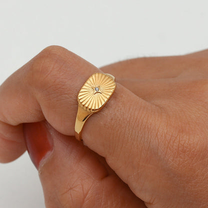 Solara Signet - Minimalist Gold Ring