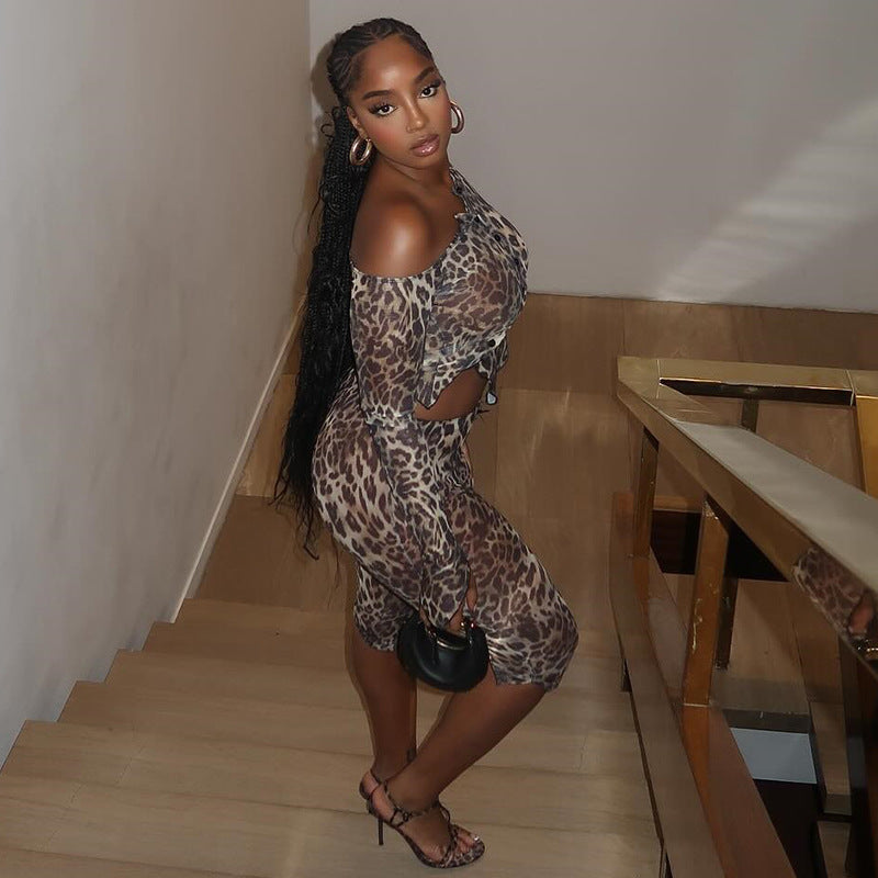 Blusa transparente con estampado de leopardo para mujer, pantalón asimétrico con hombros descubiertos, manga larga, pantalón corto, dos piezas