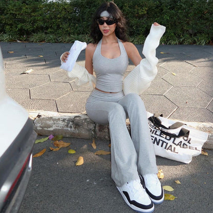 Conjunto de pantalones ajustados con chaleco y espalda descubierta para mujer