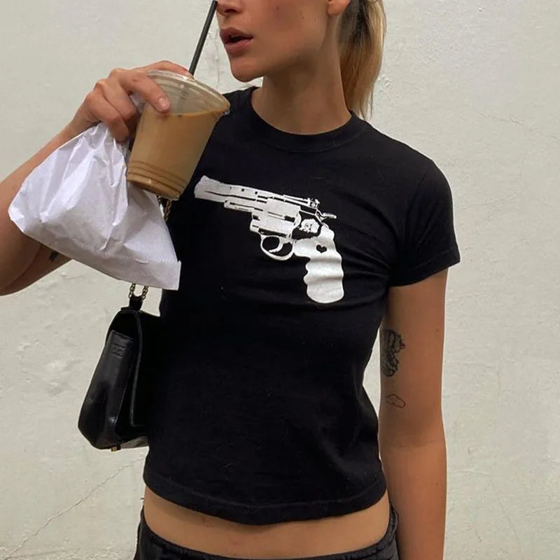 Camiseta corta con estampado divertido de pistola para mujer, estilo callejero europeo y americano, estilo Y2K, estilo casual, entallada y a la moda.