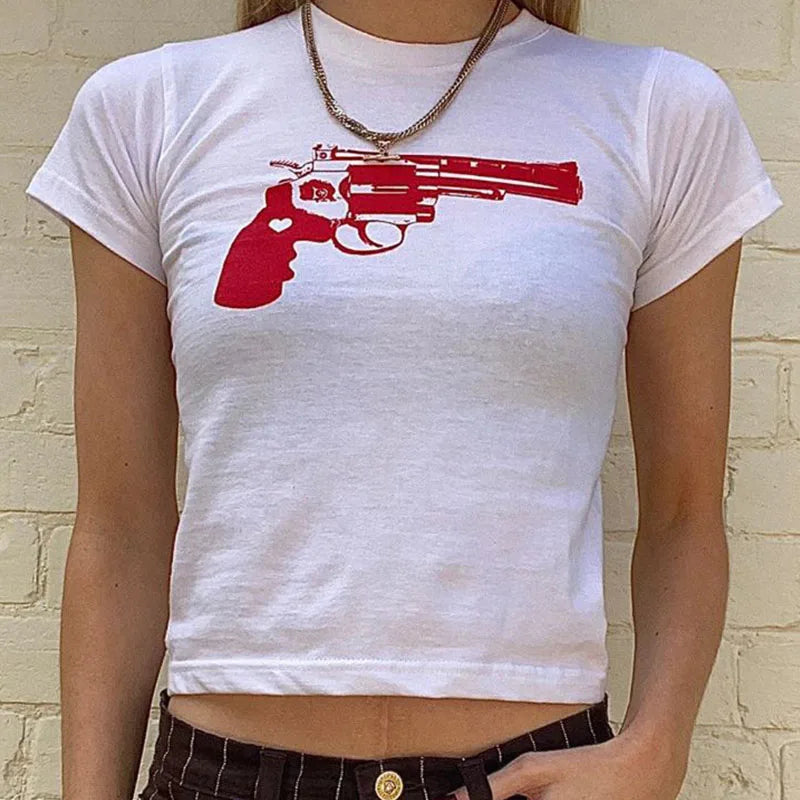 Camiseta corta con estampado divertido de pistola para mujer, estilo callejero europeo y americano, estilo Y2K, estilo casual, entallada y a la moda.