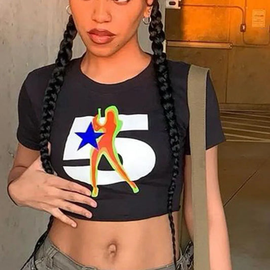 Camiseta de mujer con estampado digital de verano Y2K, estilo urbano, corte entallado y ombligo abierto.