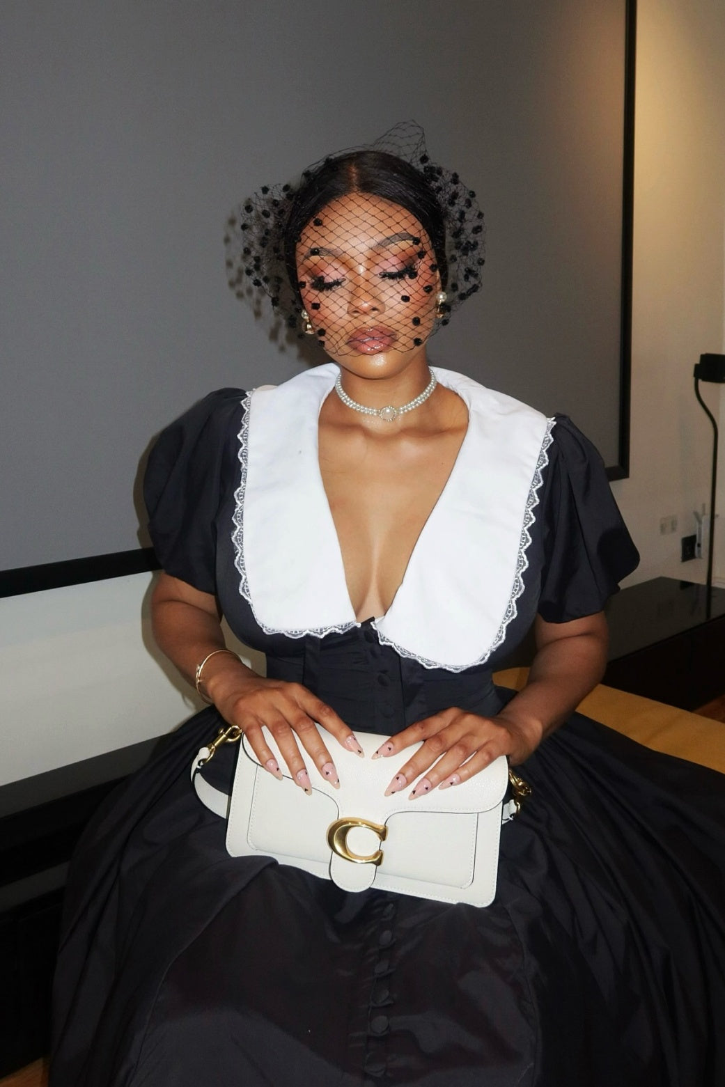 Vestido midi con mangas abullonadas y cuello de muñeca Athena 