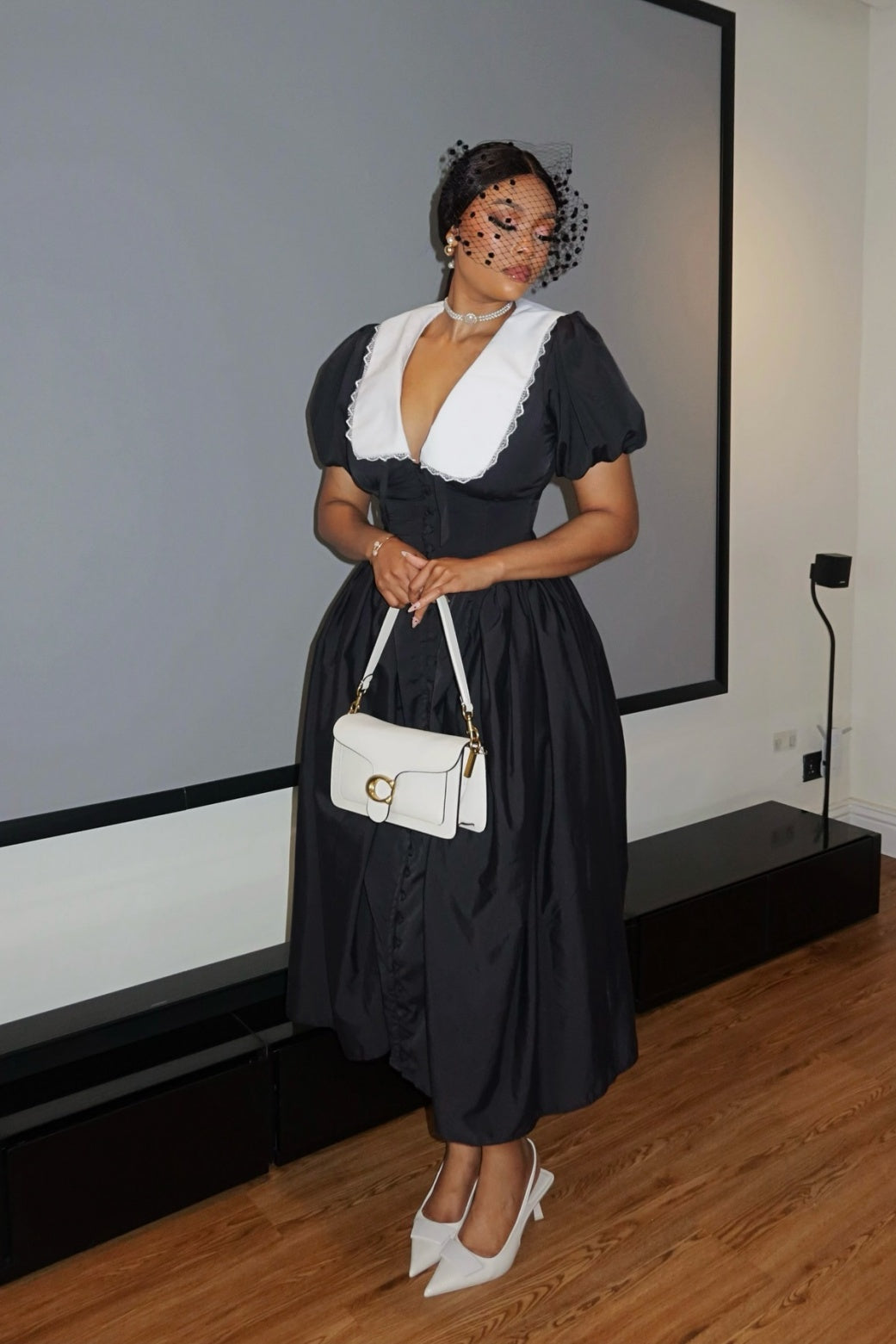 Vestido midi con mangas abullonadas y cuello de muñeca Athena 