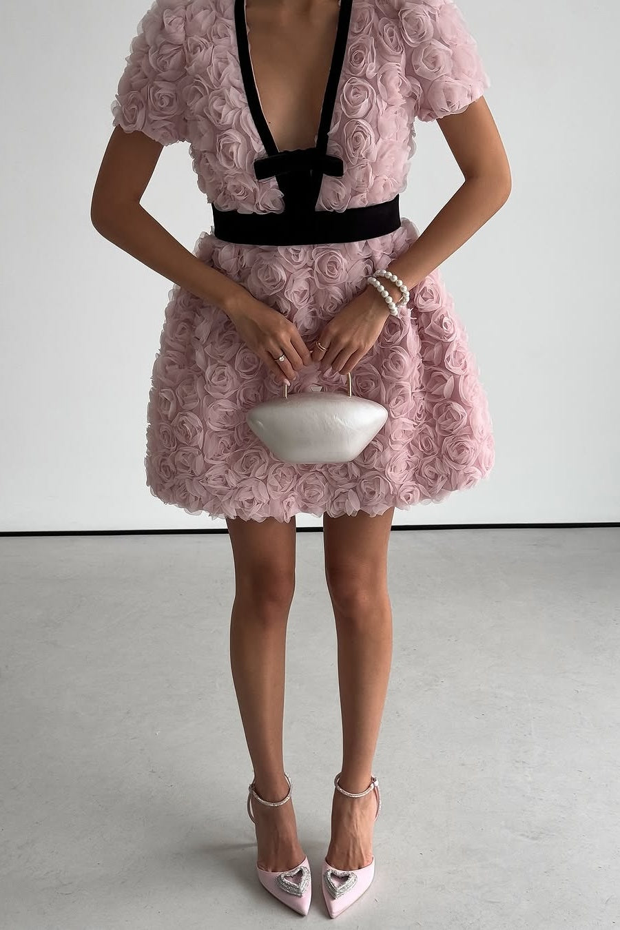 Vestido mini con escote en V y adornos de Amelia Rose 