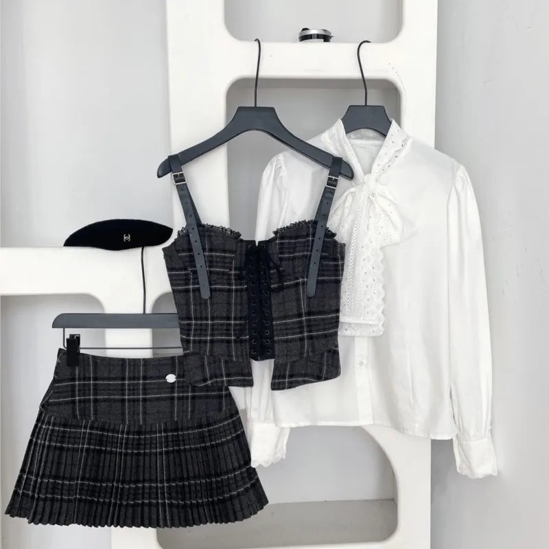 Conjunto de 3 piezas estilo retro coreano de otoño para mujer, camisa blanca, chaleco de tirantes y falda plisada, diseño de estilo universitario, moda Y2K.