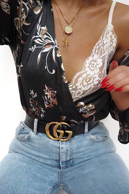 Top estampado con escote en V profundo y mangas acampanadas