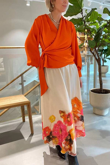 Camisa holgada de satén de color liso con cuello en V y mangas largas anudadas