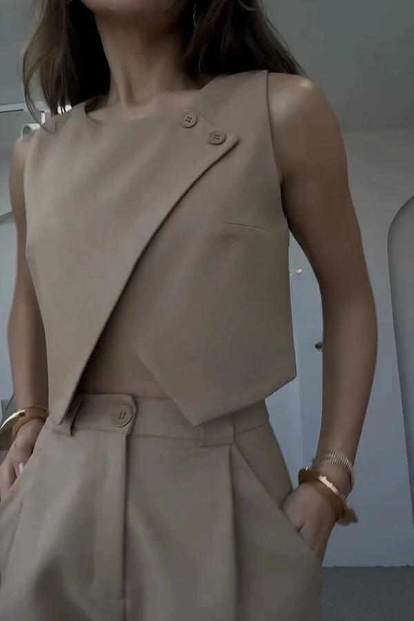 Conjunto de chaleco corto con cuello cruzado y botones en mezcla de lino de Balvin y pantalones de tiro alto con bolsillos 