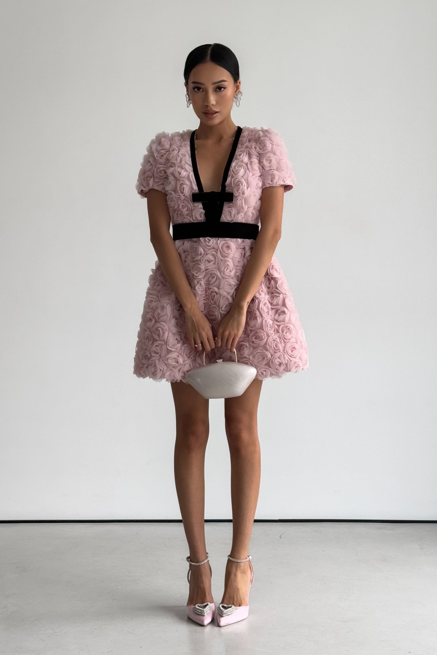 Vestido mini con escote en V y adornos de Amelia Rose 