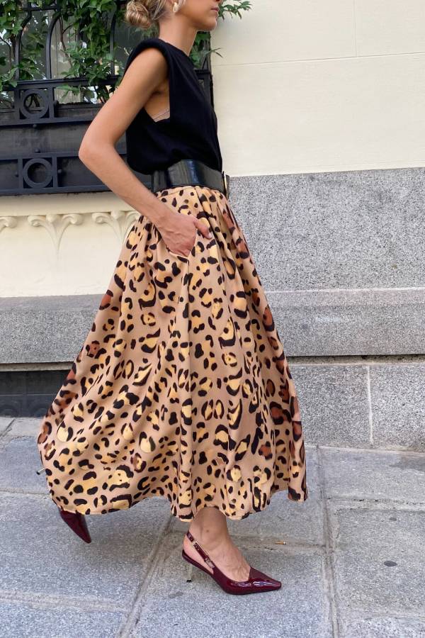 Falda larga elegante con dobladillo grande y estampado de leopardo