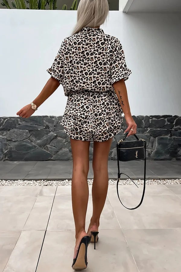 Mono informal con estampado de leopardo, escote en V, manga corta y cintura elástica